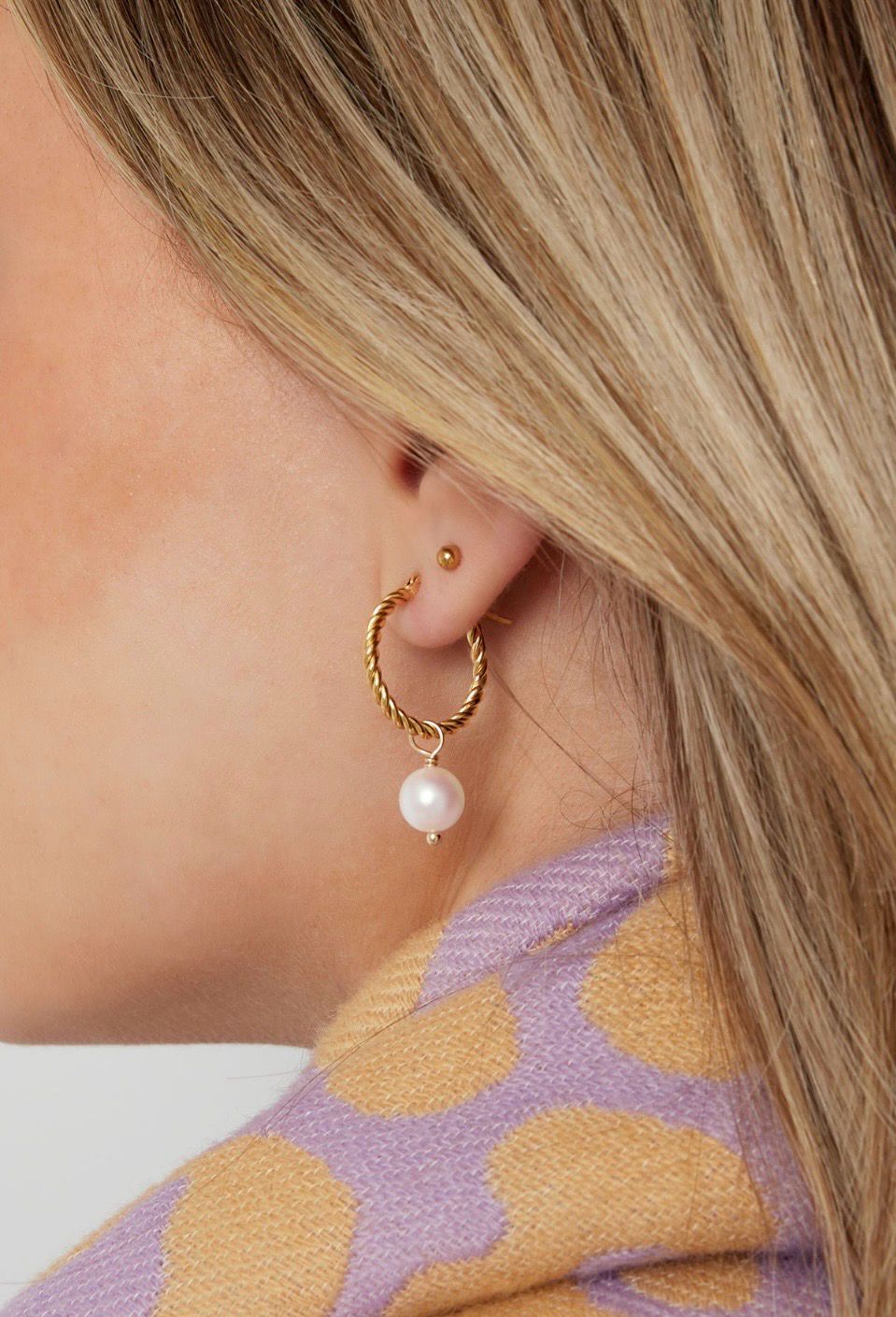 Gedraaide Ring Oorbellen Met Parel - Stainless Steel oorbellen - Hoops met parel