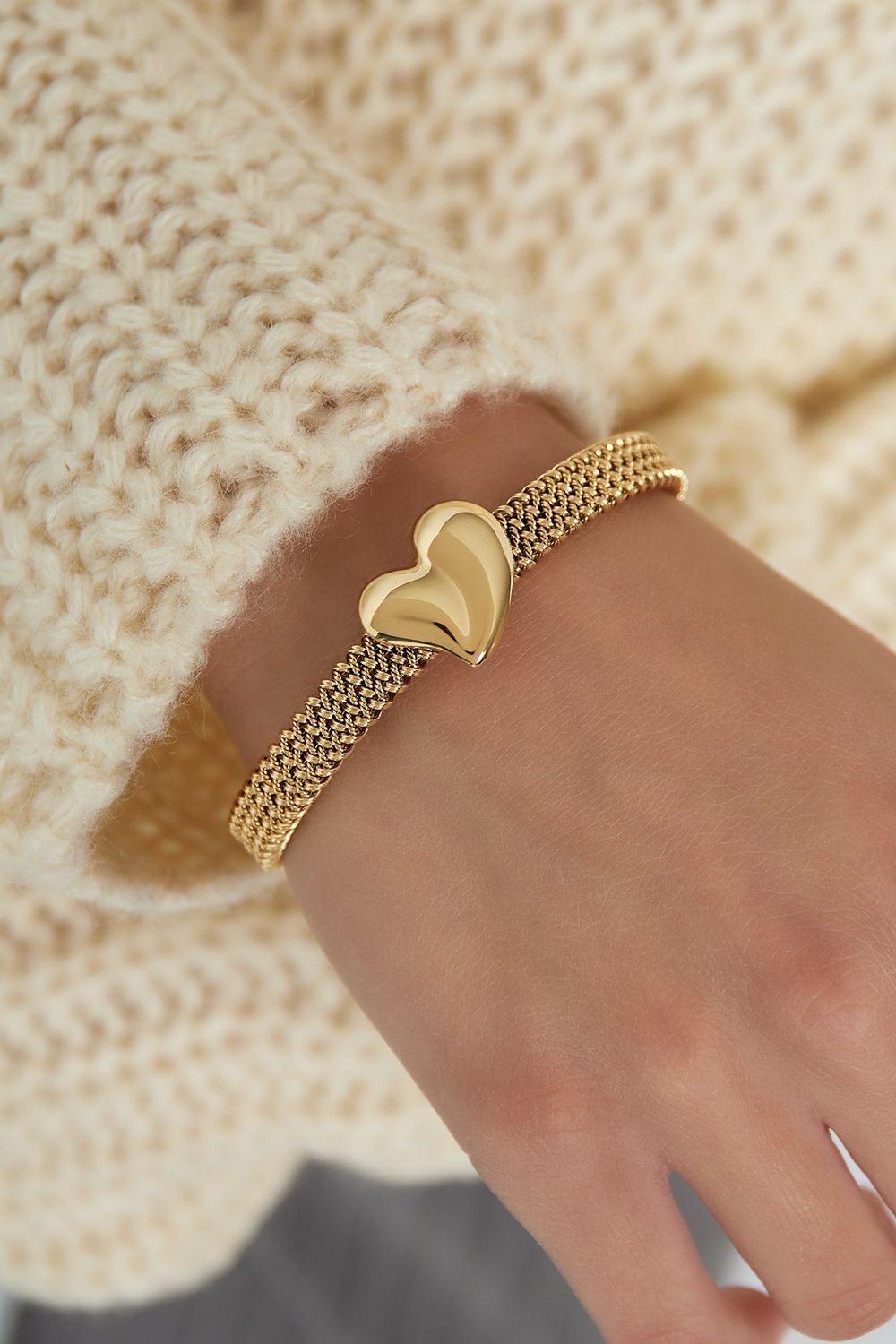 Brede Bangle Met Hart- Stainless Steel Armband - Herbal Infinity Jewellery - Open Armband Met Hart - Goudkleurige armband - Cadeau tip - cadeau voor haar
