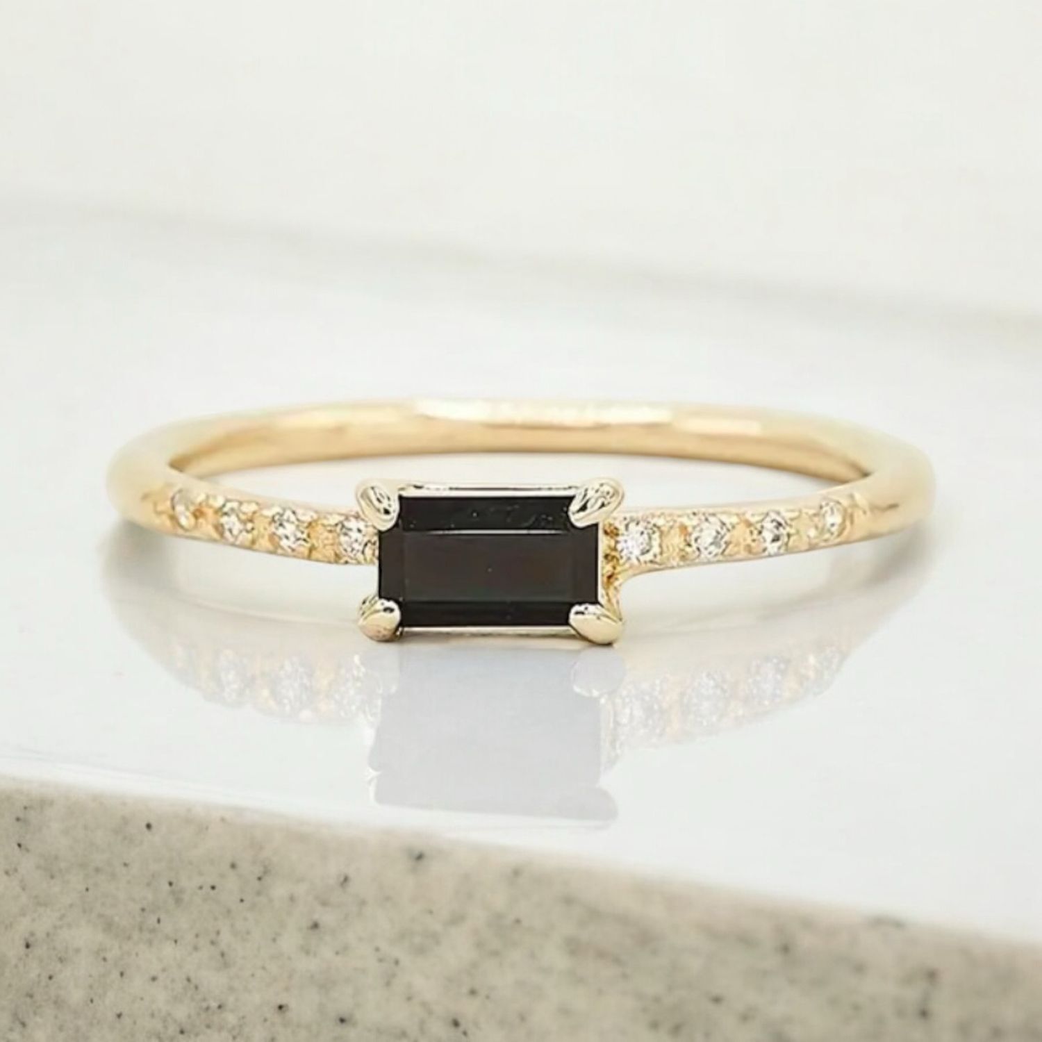 Ring Met Zwart Steentje