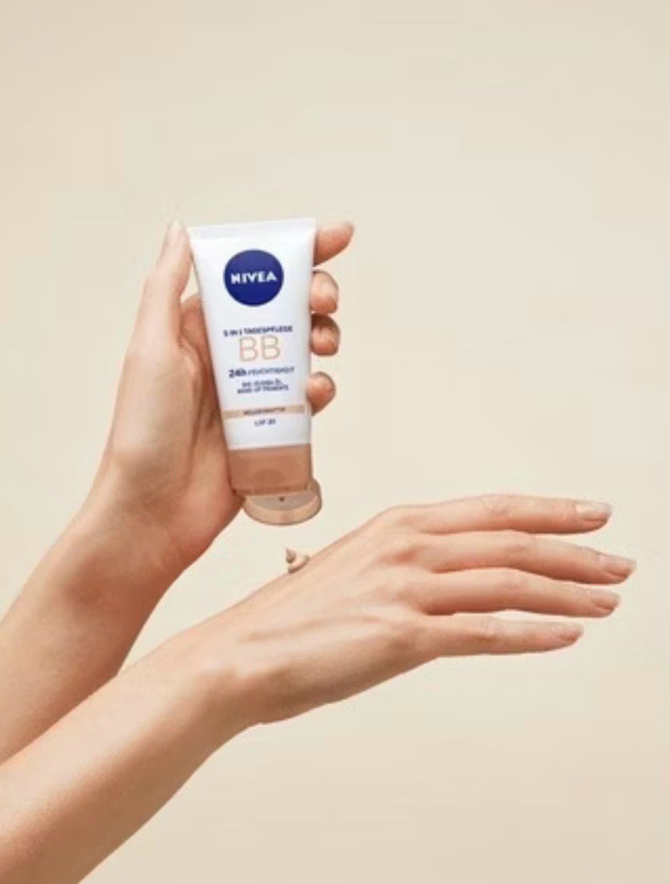 Nivea BB Crème SPF 20 - Dagcrème Met Natuurlijke Jojo Ba Olie - BB Crème Voor Een Lichte Huid