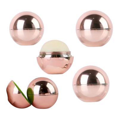 Organische, herbal, vegan voedende goudkleurige lip balm bal.