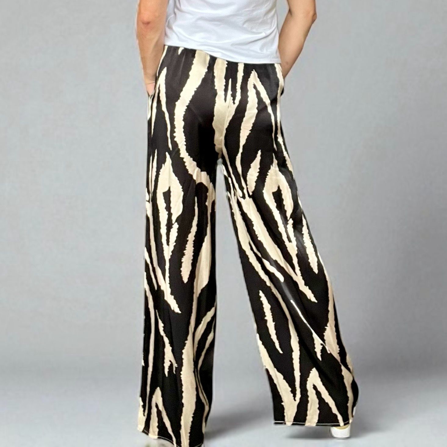 Losse broek in viscose silk effect met zakken- romantische soepelvallende broek voor dames