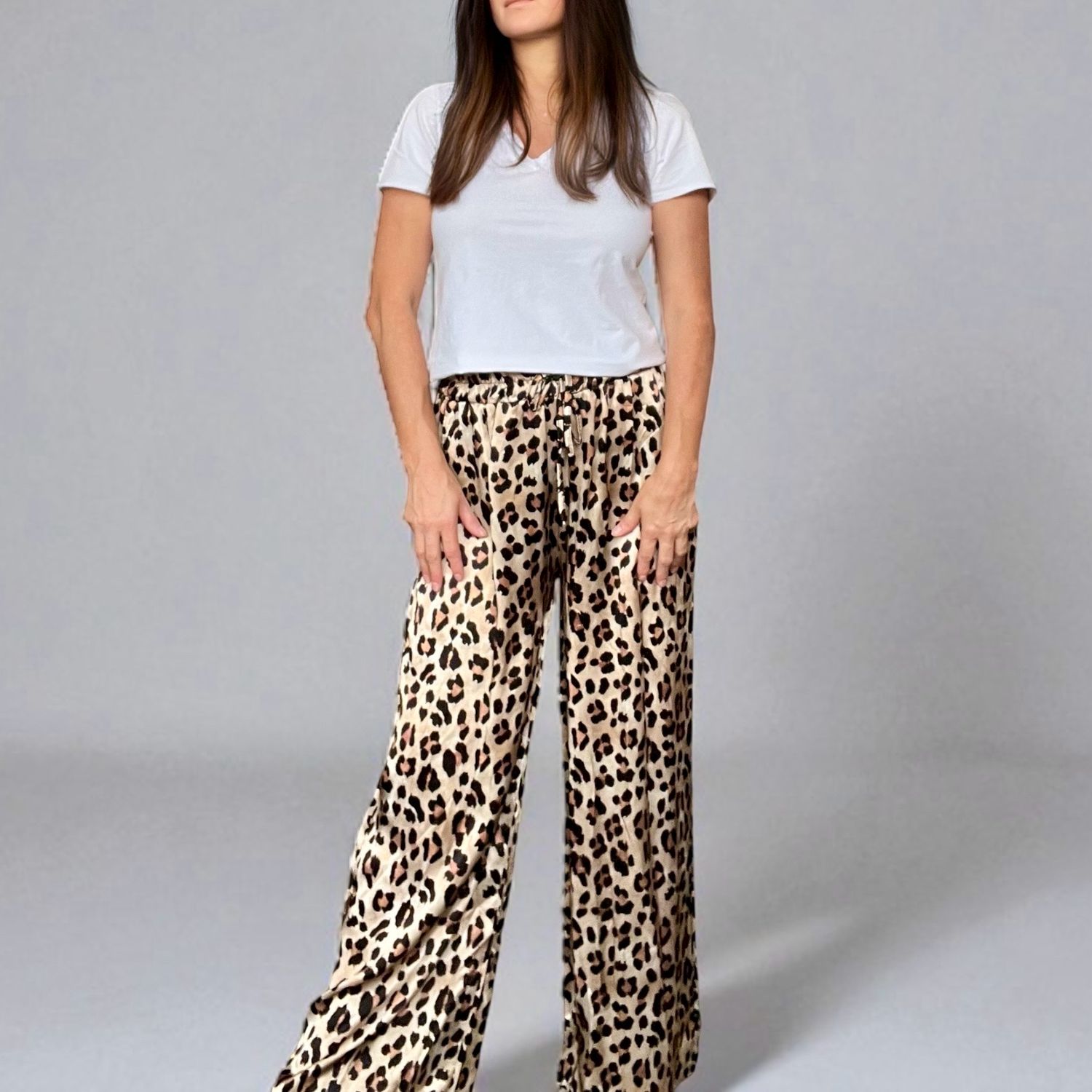 Losse broek in viscose silk effect met zakken- romantische soepelvallende broek voor dames