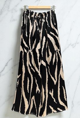 Losse broek in viscose silk effect met zakken- romantische soepelvallende broek voor dames