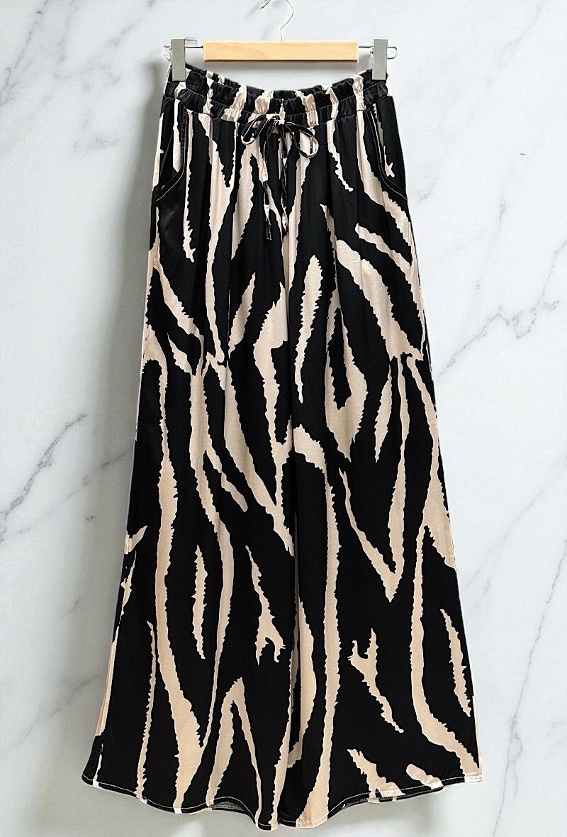 Losse broek in viscose silk effect met zakken- romantische soepelvallende broek voor dames