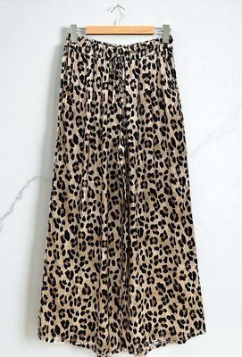 Losse broek in viscose silk effect met zakken- romantische soepelvallende broek voor dames