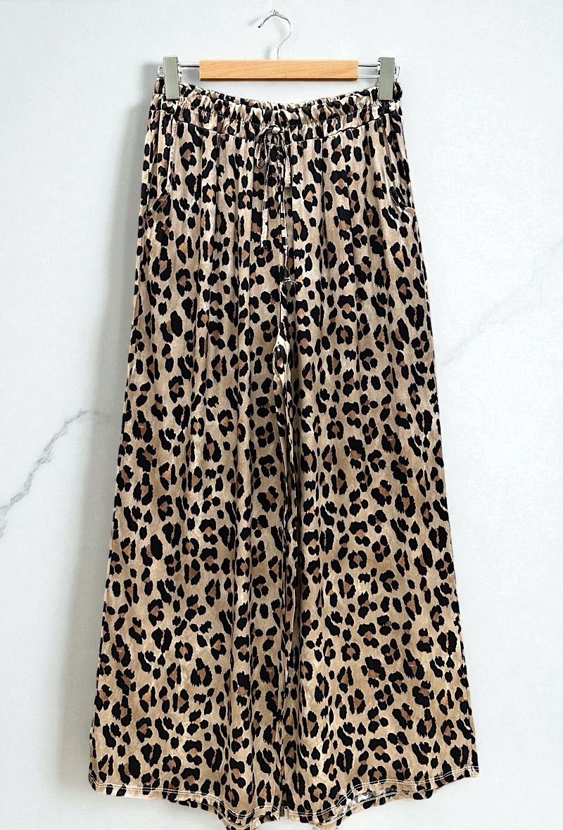 Losse broek in viscose silk effect met zakken- romantische soepelvallende broek voor dames