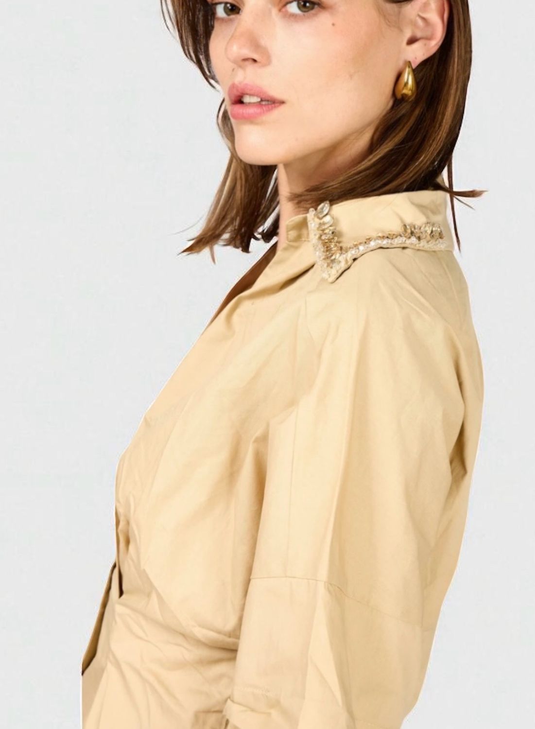 “Bruine oversized cropped blouse met lange mouwen en kraag – modieuze dames top”