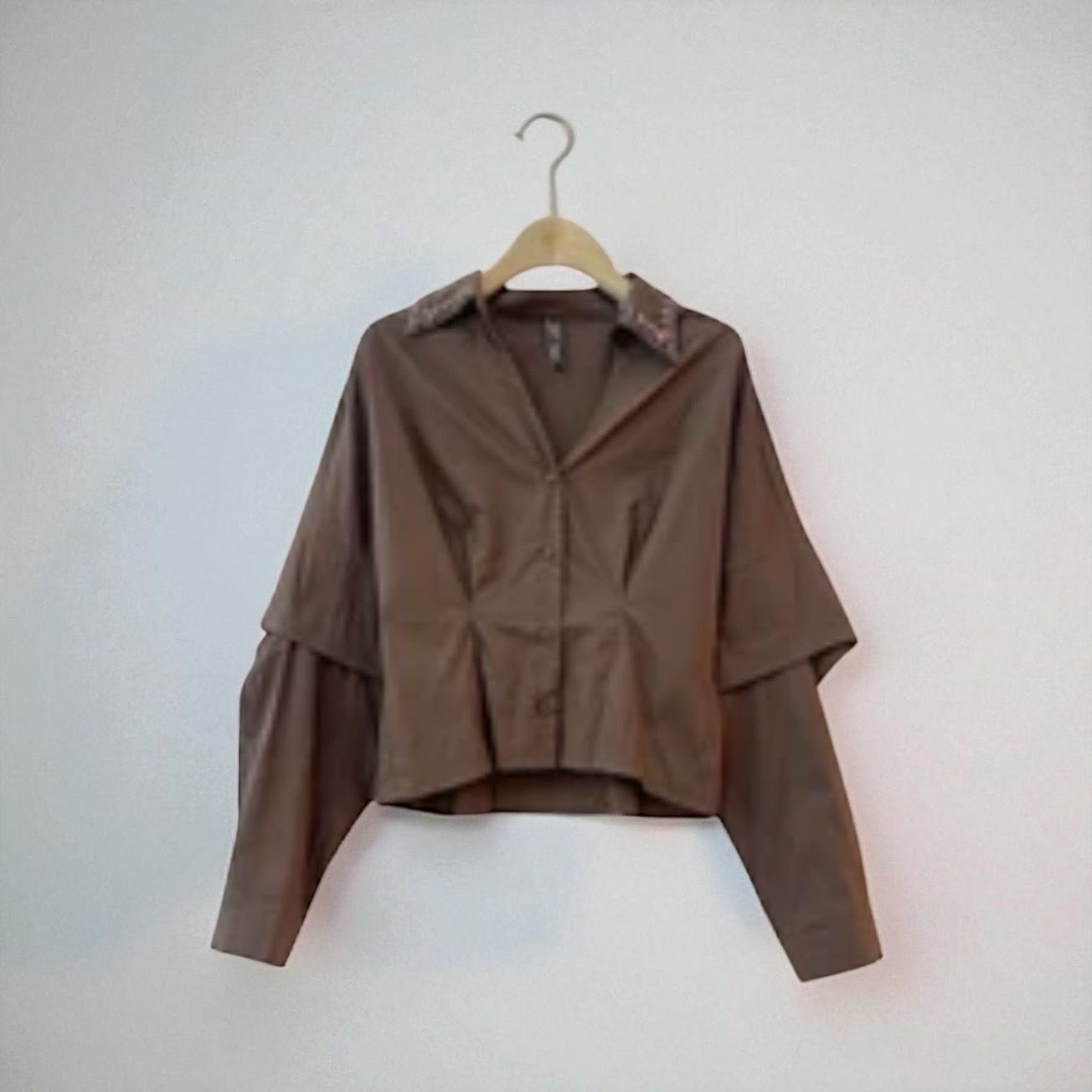 “Bruine oversized cropped blouse met lange mouwen en kraag – modieuze dames top”
