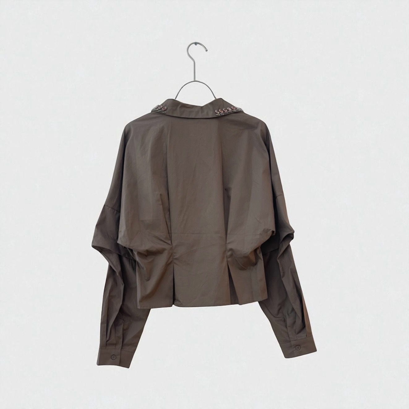 “Bruine oversized cropped blouse met lange mouwen en kraag – modieuze dames top”