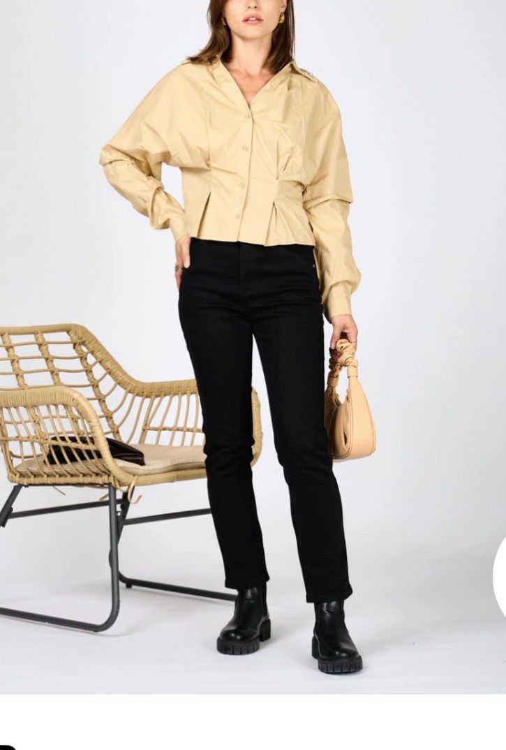 “Bruine oversized cropped blouse met lange mouwen en kraag – modieuze dames top”