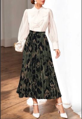 Lange plooirok met print- geplisseerde midi rok met panterprint en viscose voering Lange plooirok met print- geplisseerde midi rok met panterprint en viscose voering