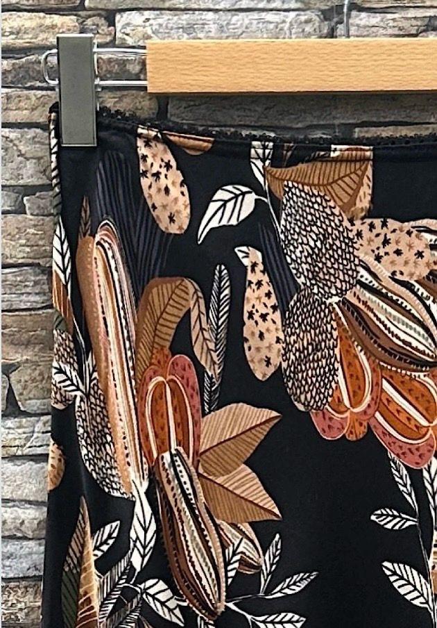 Monia A-lijn rok – satijnlook midi rok met bloemenprint en kanten rand 