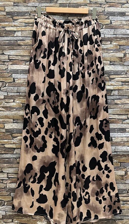 Losse broek in viscose silk effect met zakken- romantische soepelvallende broek voor dames