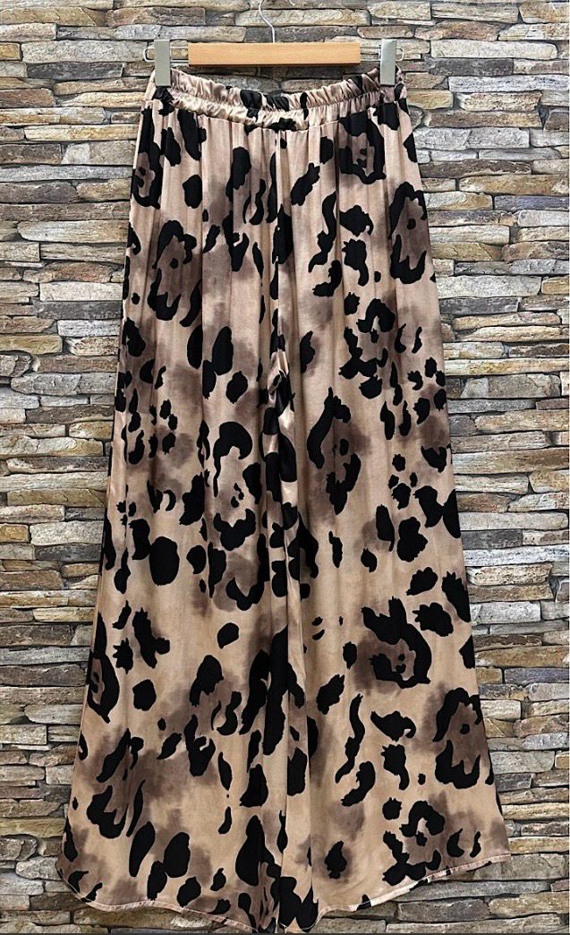 Losse broek in viscose silk effect met zakken- romantische soepelvallende broek voor dames