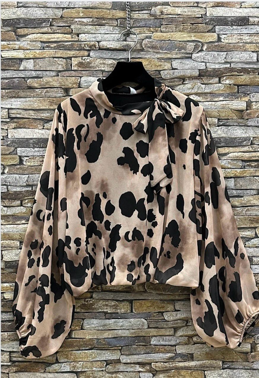 Chique blouse met print en romantische soepelvallende mouwen – trendy met viscose voering