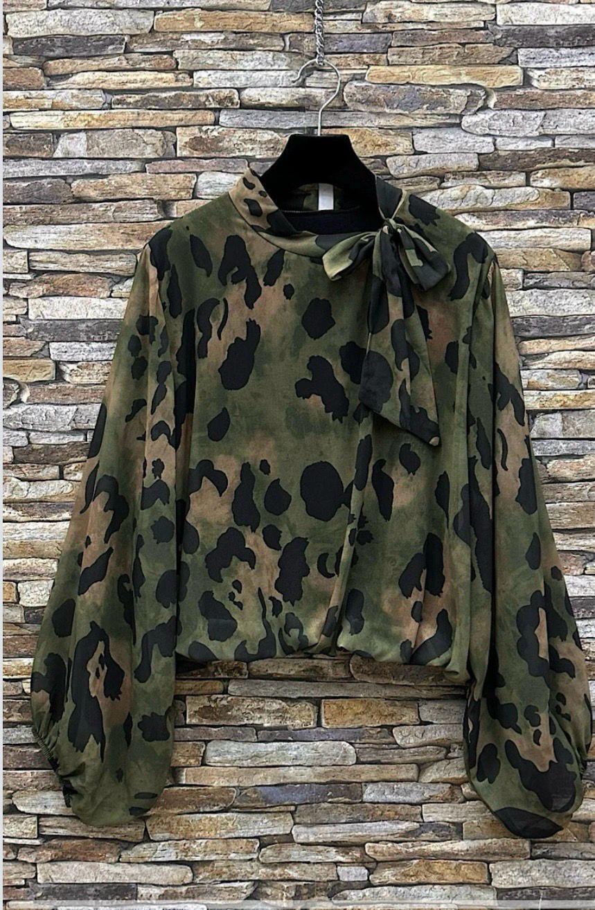 Chique blouse met print en romantische soepelvallende mouwen – trendy met viscose voering