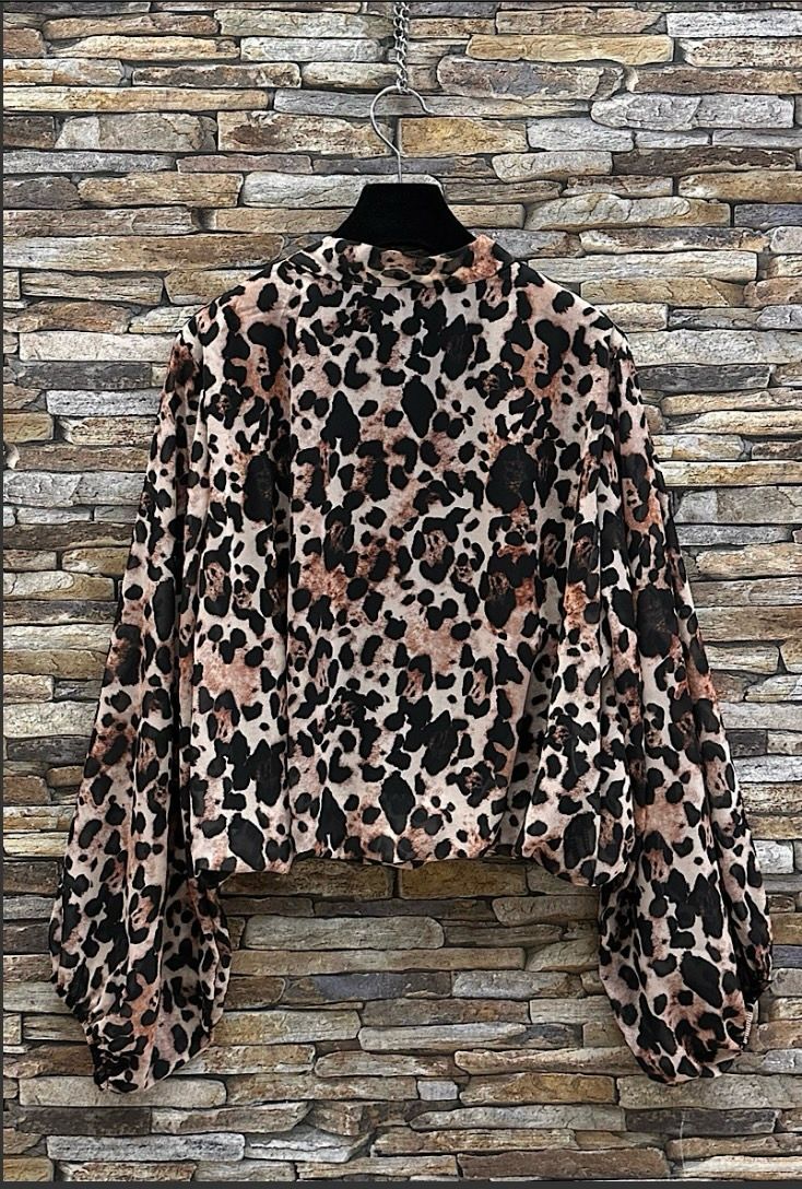 Chique blouse met print en romantische soepelvallende mouwen – trendy met viscose voering