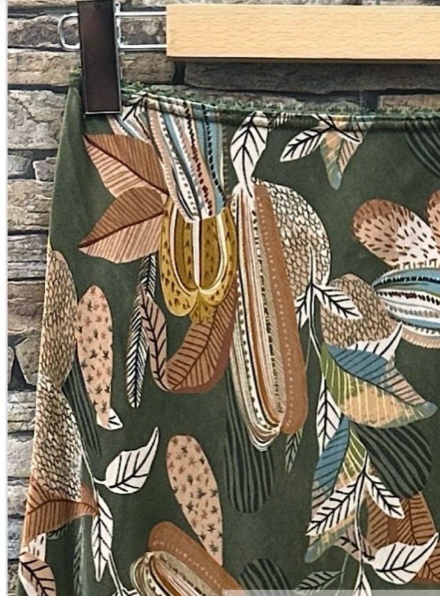 Monia A-lijn rok – satijnlook midi rok met bloemenprint en kanten rand 