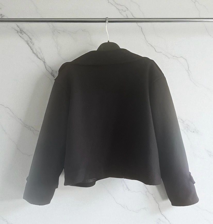 achterkant korte coat zwart- cropped jasje zwart- Infinity Me