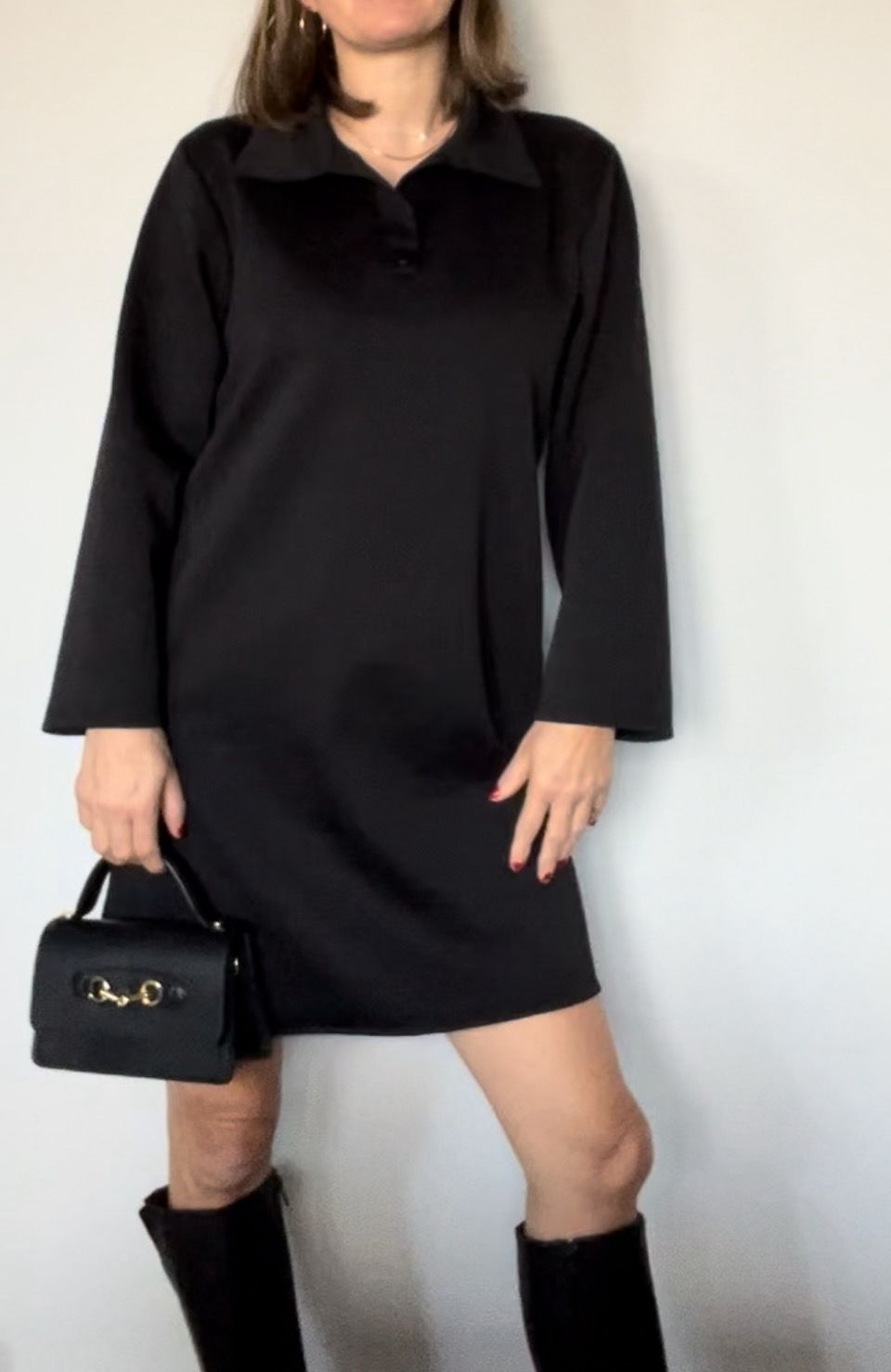 Zwarte polo jurk dames – korte jurk met kraag en knoopsluiting – casual chic outfit