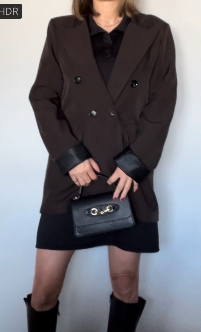 Zwarte polo jurk dames – korte jurk met kraag en knoopsluiting – casual chic outfit