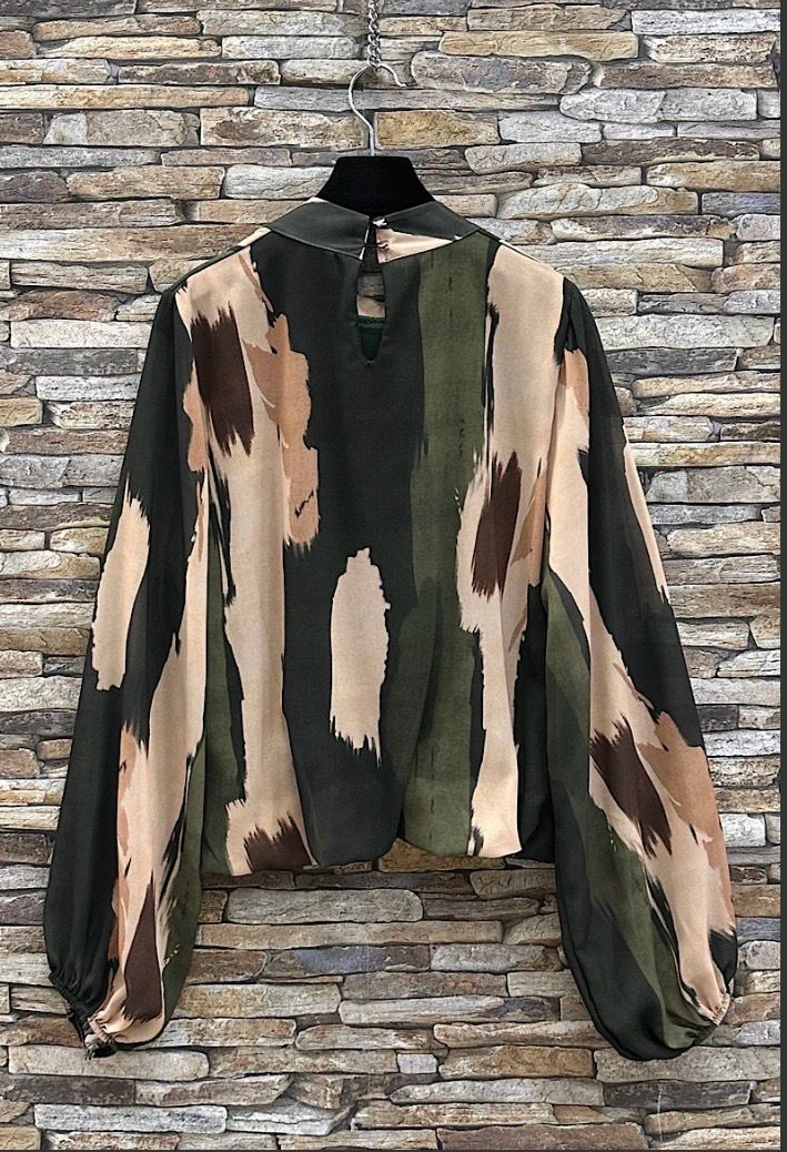 ANALLIA blouse – Romantische chique damesblouse met abstracte brushstroke print &amp; vloeiende mouwen
