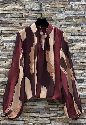 ANALLA blouse – Romantische chique damesblouse met abstracte brushstroke print &amp; vloeiende mouwen