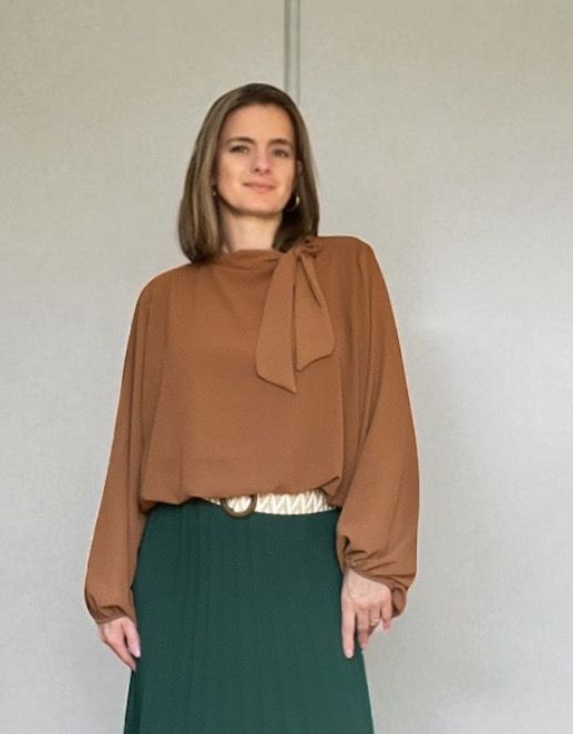 Camel bruin blouse Infinity Me met chic strik detail - Stijlvolle cowl neck top met ballonmouwen | Herbal Infinity België