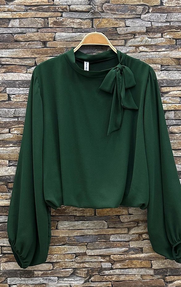 Chique blouse en romantische soepelvallende mouwen – trendy met viscose voering