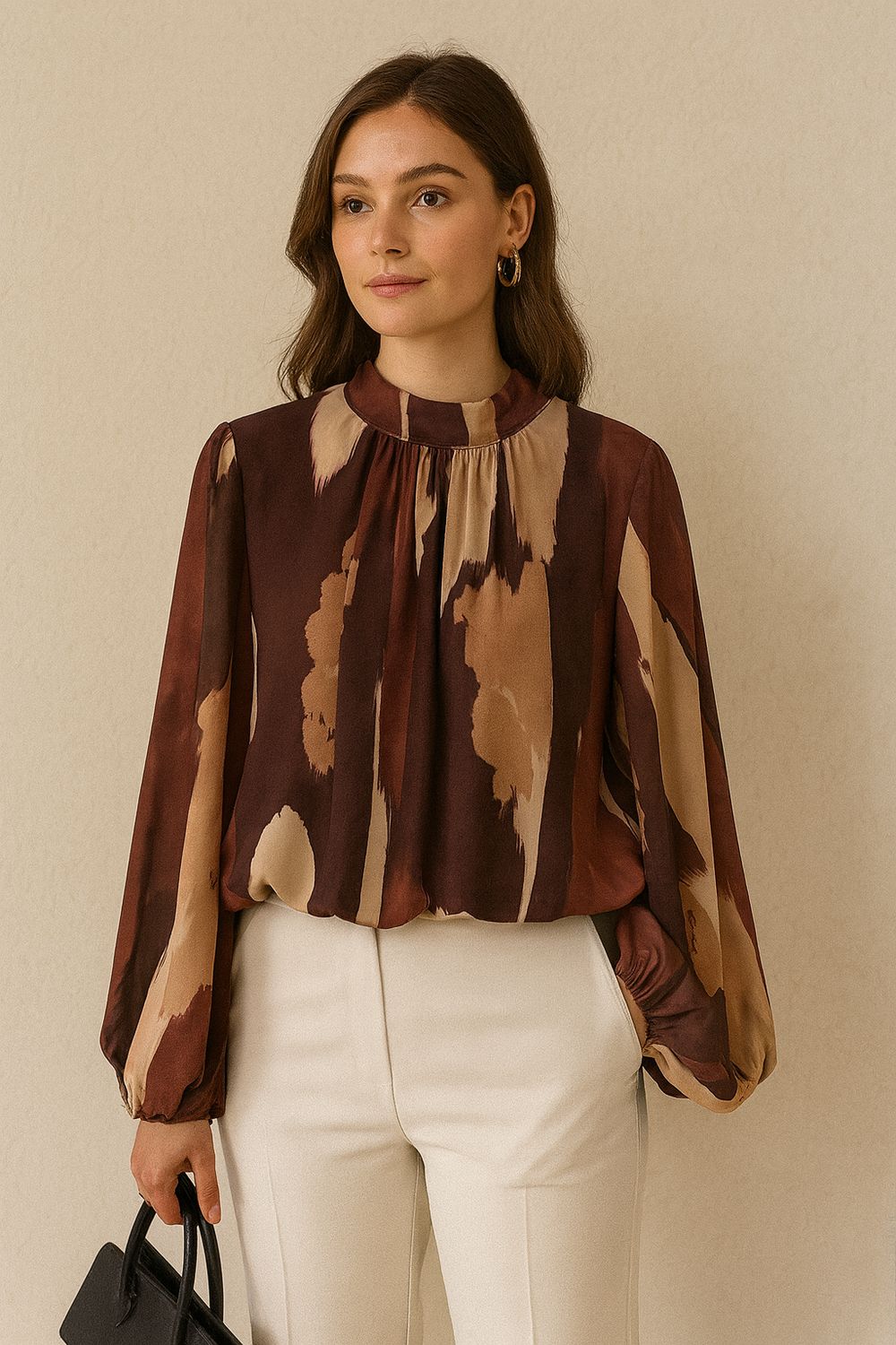 ANALLIA blouse – Romantische chique damesblouse met abstracte brushstroke print &amp; vloeiende mouwen