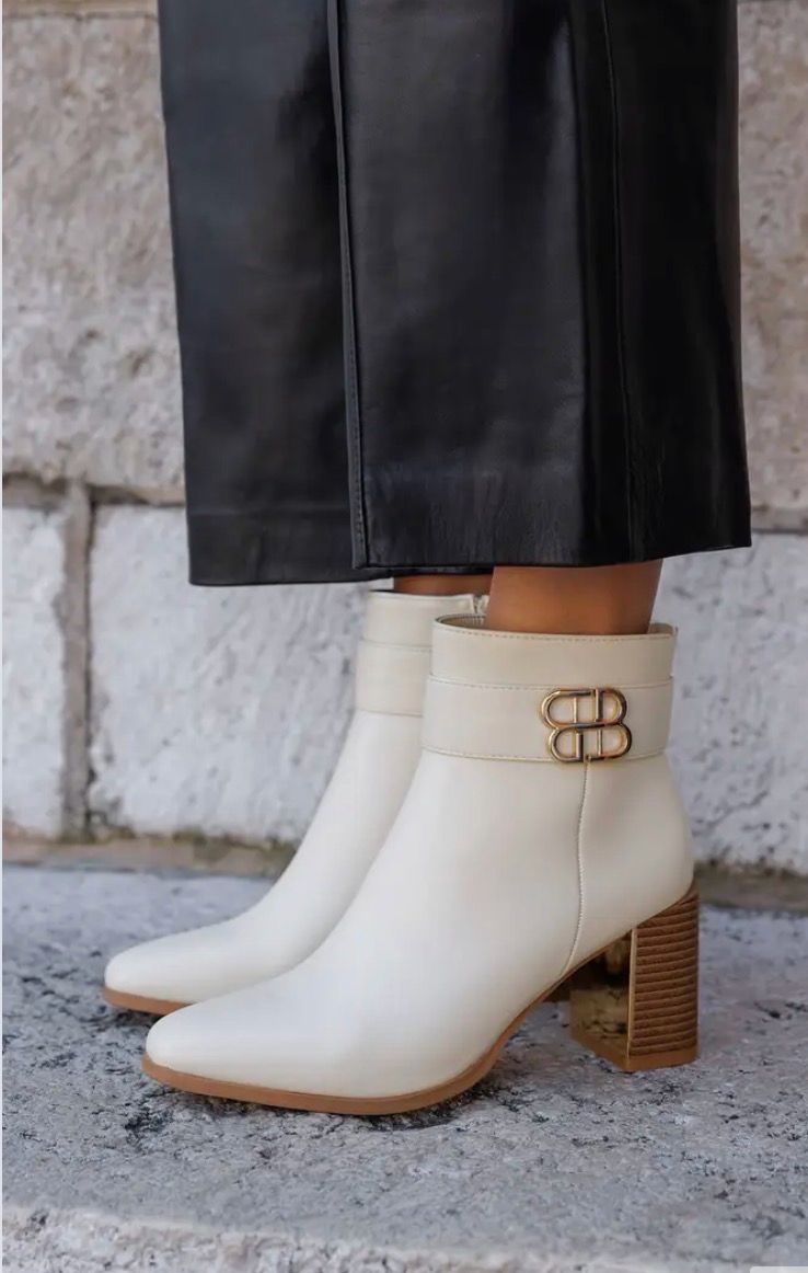 Crèmekleurige enkellaarsjes met goudkleurige gesp en blokhak – Chic &amp; tijdloos | Infinity Me 