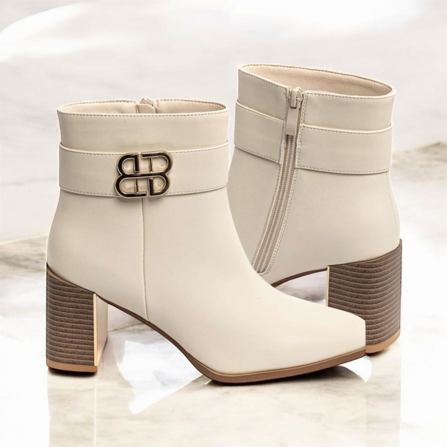 Crèmekleurige enkellaarsjes met goudkleurige gesp en blokhak – Chic &amp; tijdloos | Infinity Me 