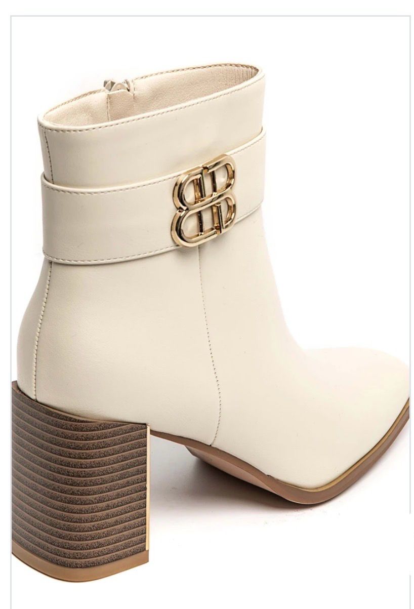 Crèmekleurige enkellaarsjes met goudkleurige gesp en blokhak – Chic &amp; tijdloos | Infinity Me 