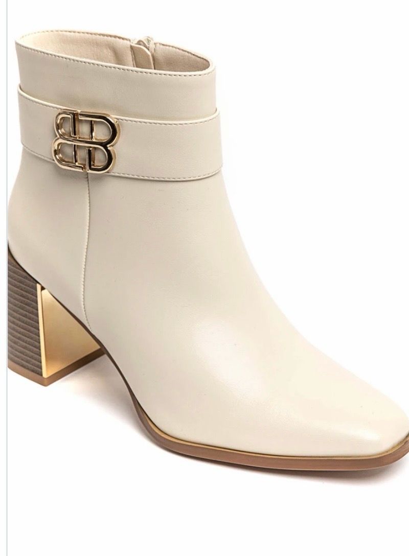 Crèmekleurige enkellaarsjes met goudkleurige gesp en blokhak – Chic &amp; tijdloos | Infinity Me 