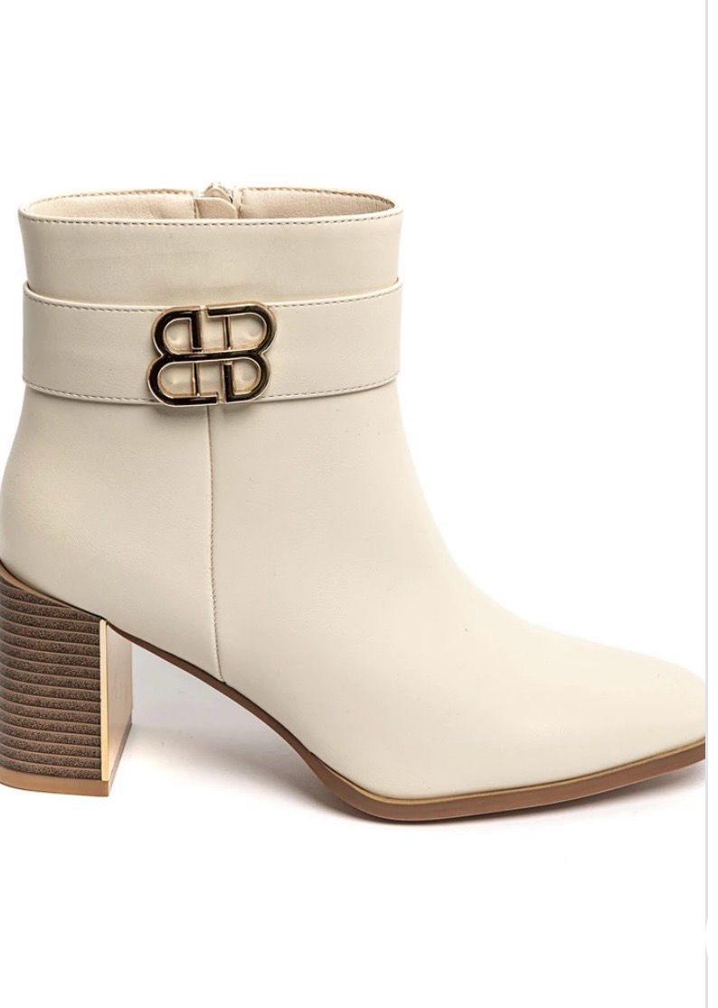 Crèmekleurige enkellaarsjes met goudkleurige gesp en blokhak – Chic &amp; tijdloos | Infinity Me 