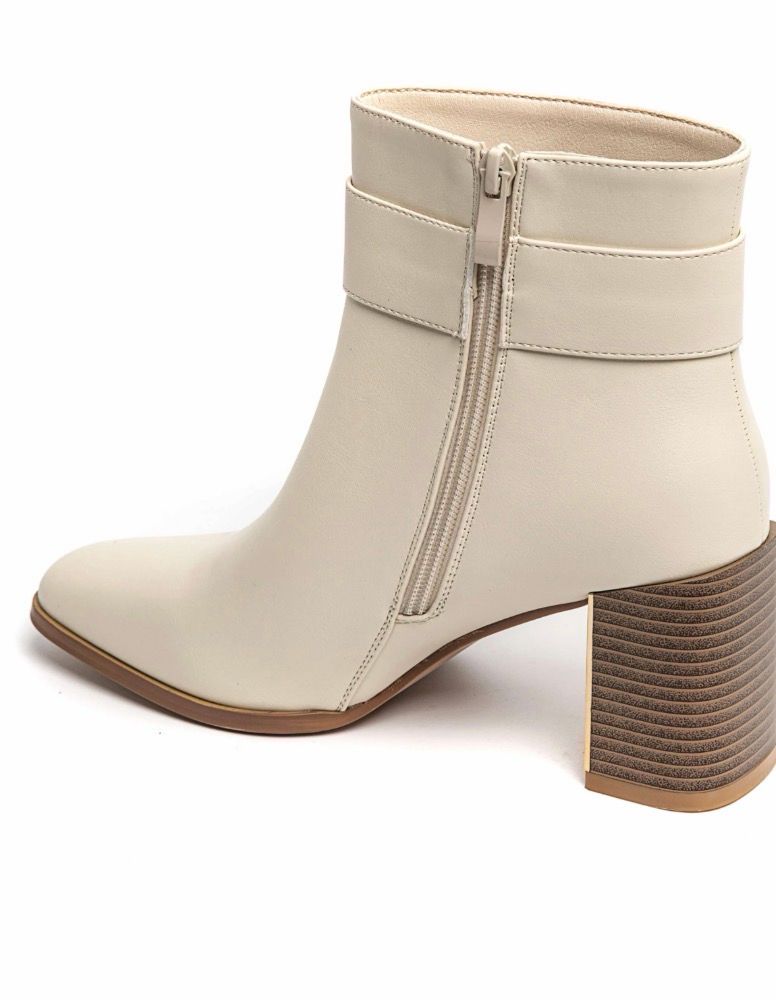 Crèmekleurige enkellaarsjes met goudkleurige gesp en blokhak – Chic &amp; tijdloos | Infinity Me 