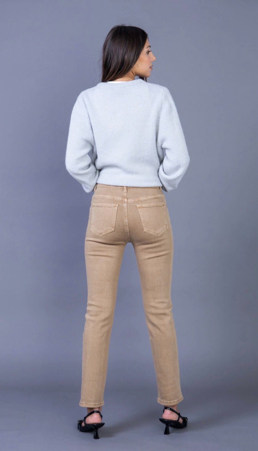 Achterkant model met Dames straight fit jeans , rechte pijpen, gekleurde jeans in licht caramel