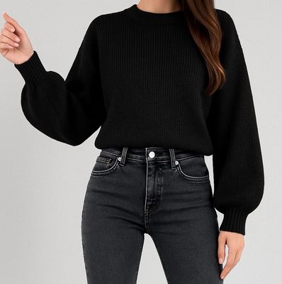 Model draagt knit comfy sweater met ballon mouwen in de kleur zwart