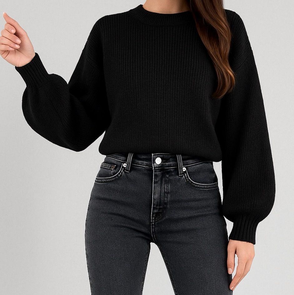 Model draagt knit comfy sweater met ballon mouwen in de kleur zwart