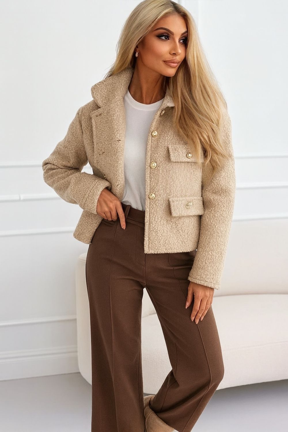 Beige korte bouclé jas, zachte fluffy stof, stijlvolle winderjas voor dames, infinity me boutique