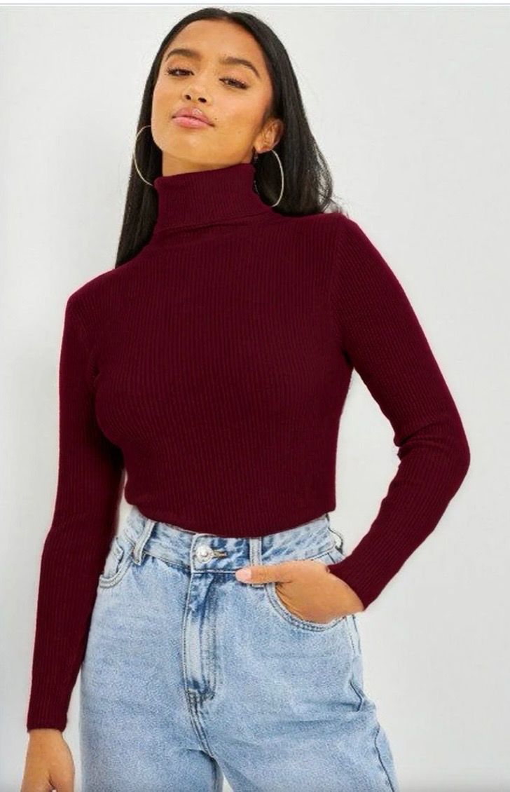 model met zachte knit coltrui in bordeaux