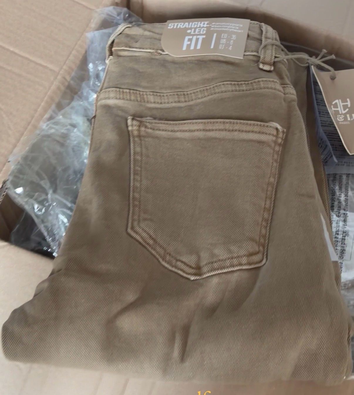 detail Dames straight fit jeans , rechte pijpen, gekleurde jeans in licht caramel