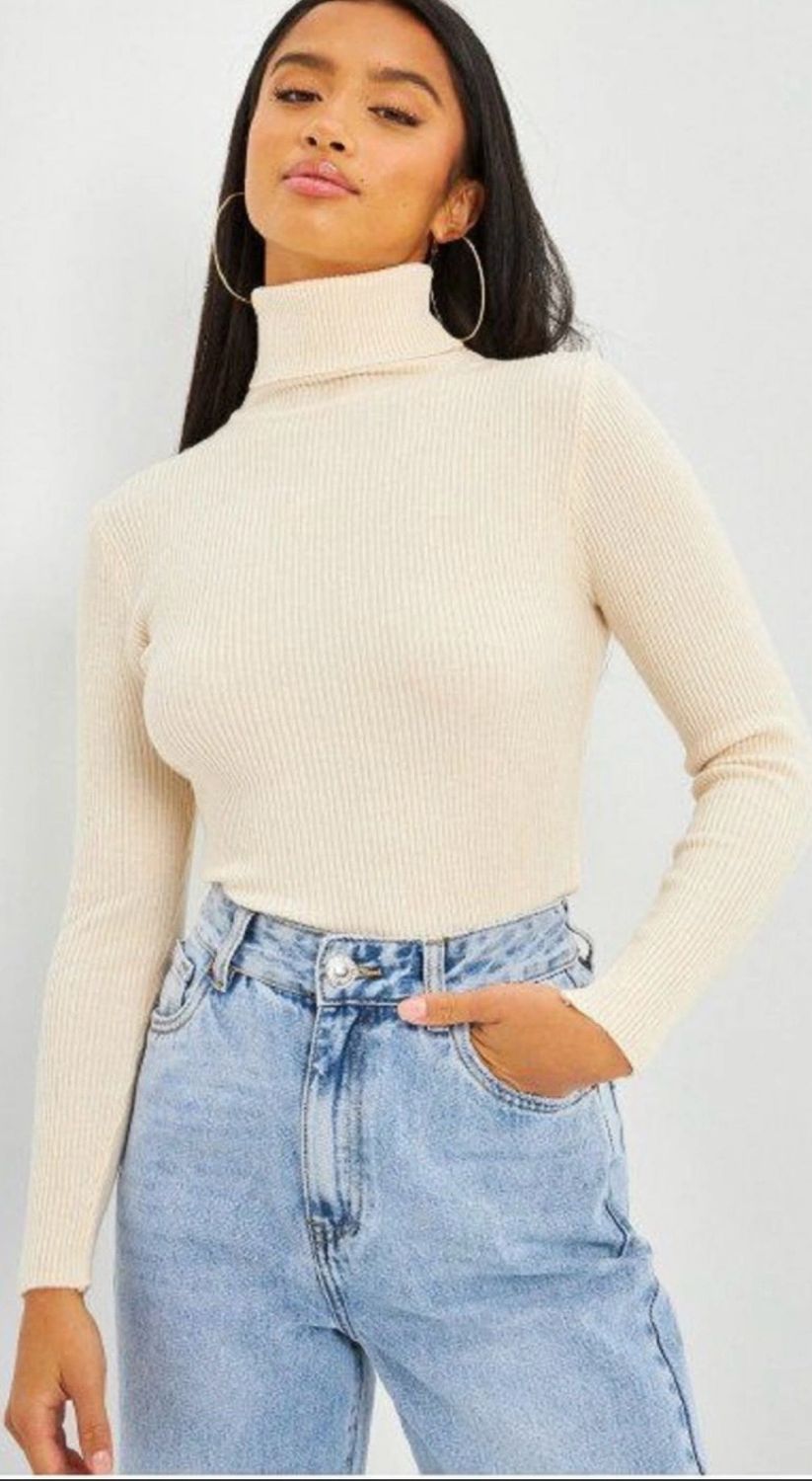 Model met zachte knit coltrui in de kleur Beige