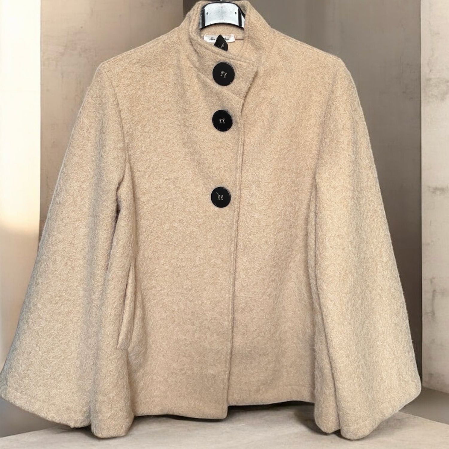 Cape-Style Bouclé Jacket – Elegante Parisian Fit in Soft Grey