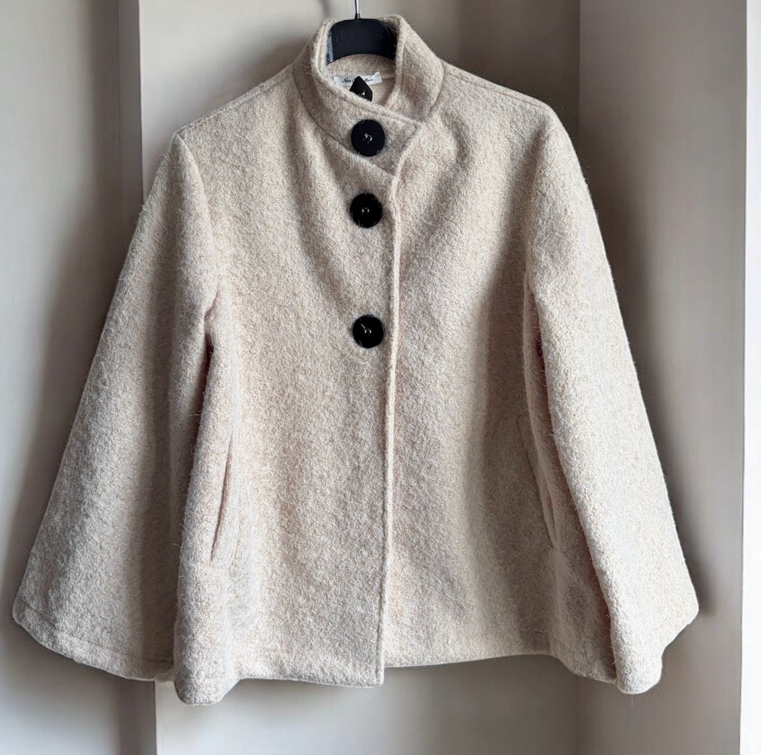 Cape-Style Bouclé Jacket – Elegante Parisian Fit in Soft Grey