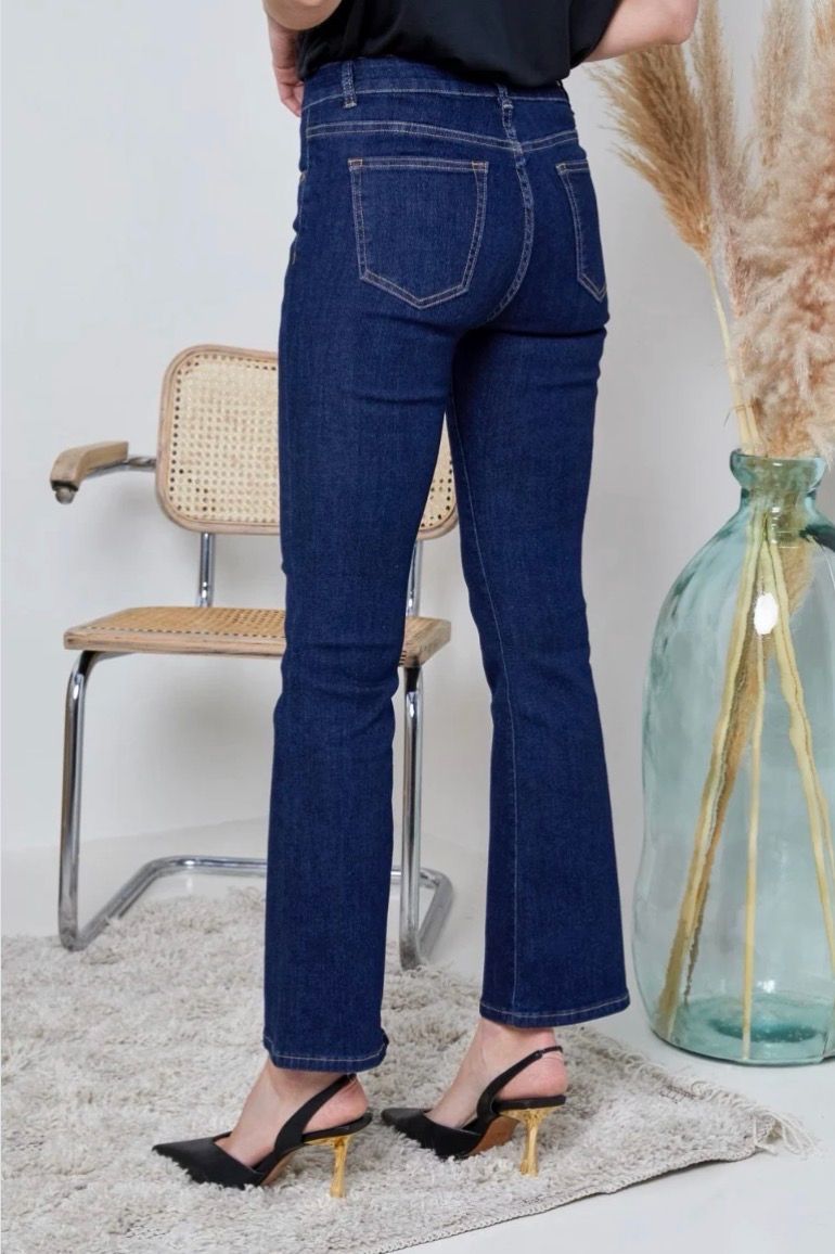Dark Denim Bootcut Jeans – Flatterende Pasvorm met Lichte Flair
