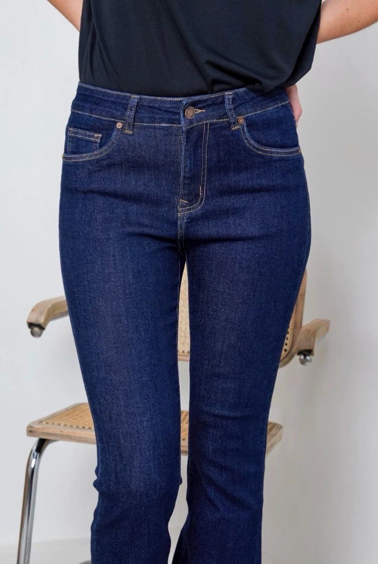 Dark Denim Bootcut Jeans – Flatterende Pasvorm met Lichte Flair