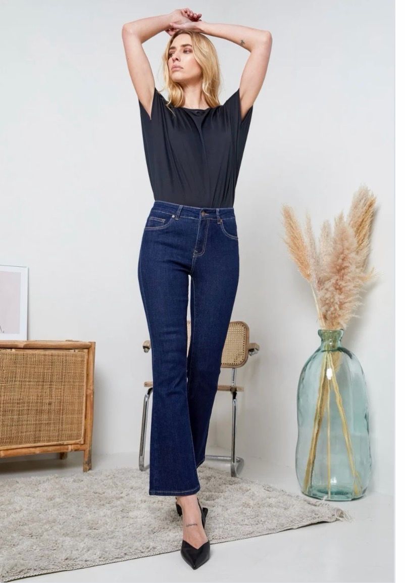 Dark Denim Bootcut Jeans – Flatterende Pasvorm met Lichte Flair