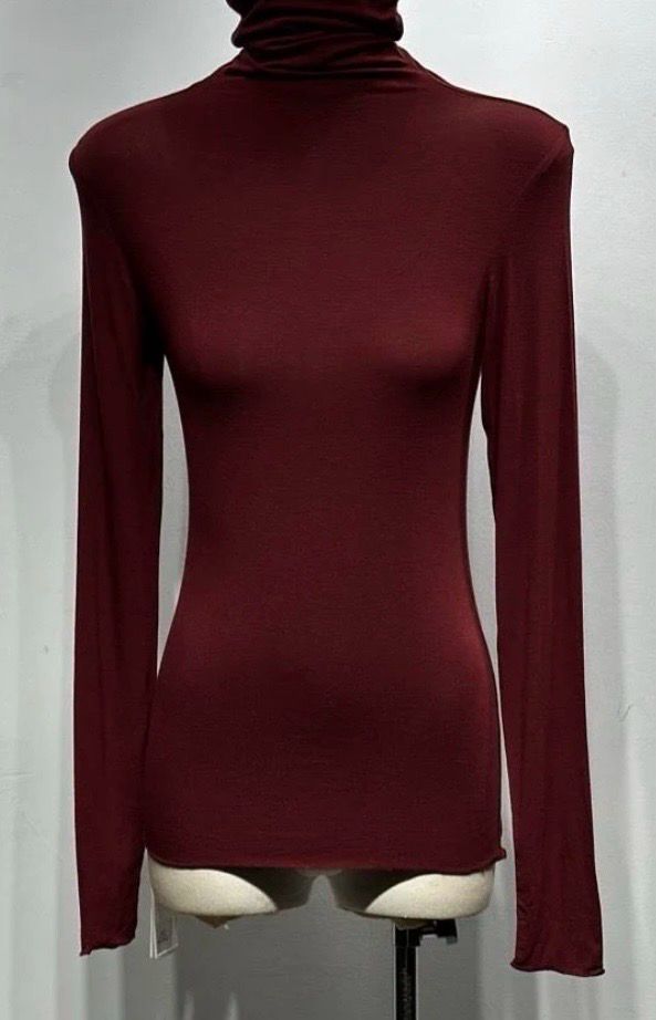 Zwarte Blazer Met Short skirt En Bordeaux Katoenen Coltrui